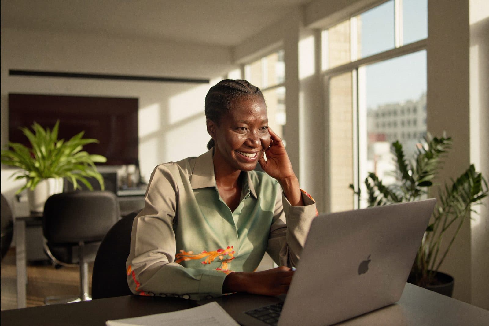 Une cheffe d'entreprise à Dakar consulte le site de sa société sur son ordinateur